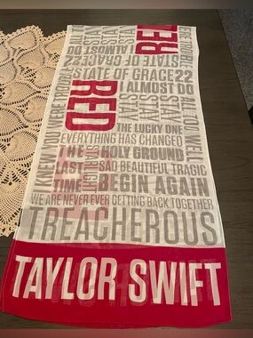 Taylor Swift Red Tour Scarf rare 2013